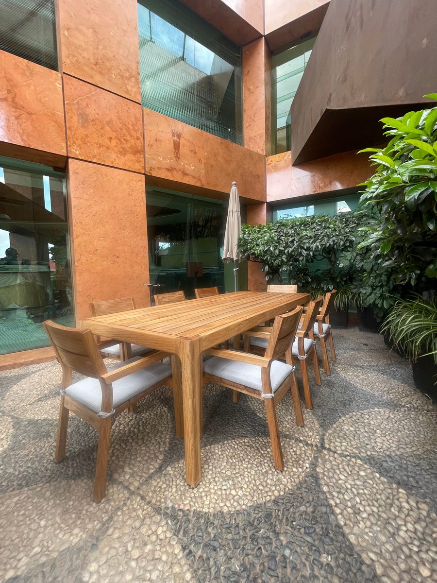 Terraza con mesa de comedor de madera
