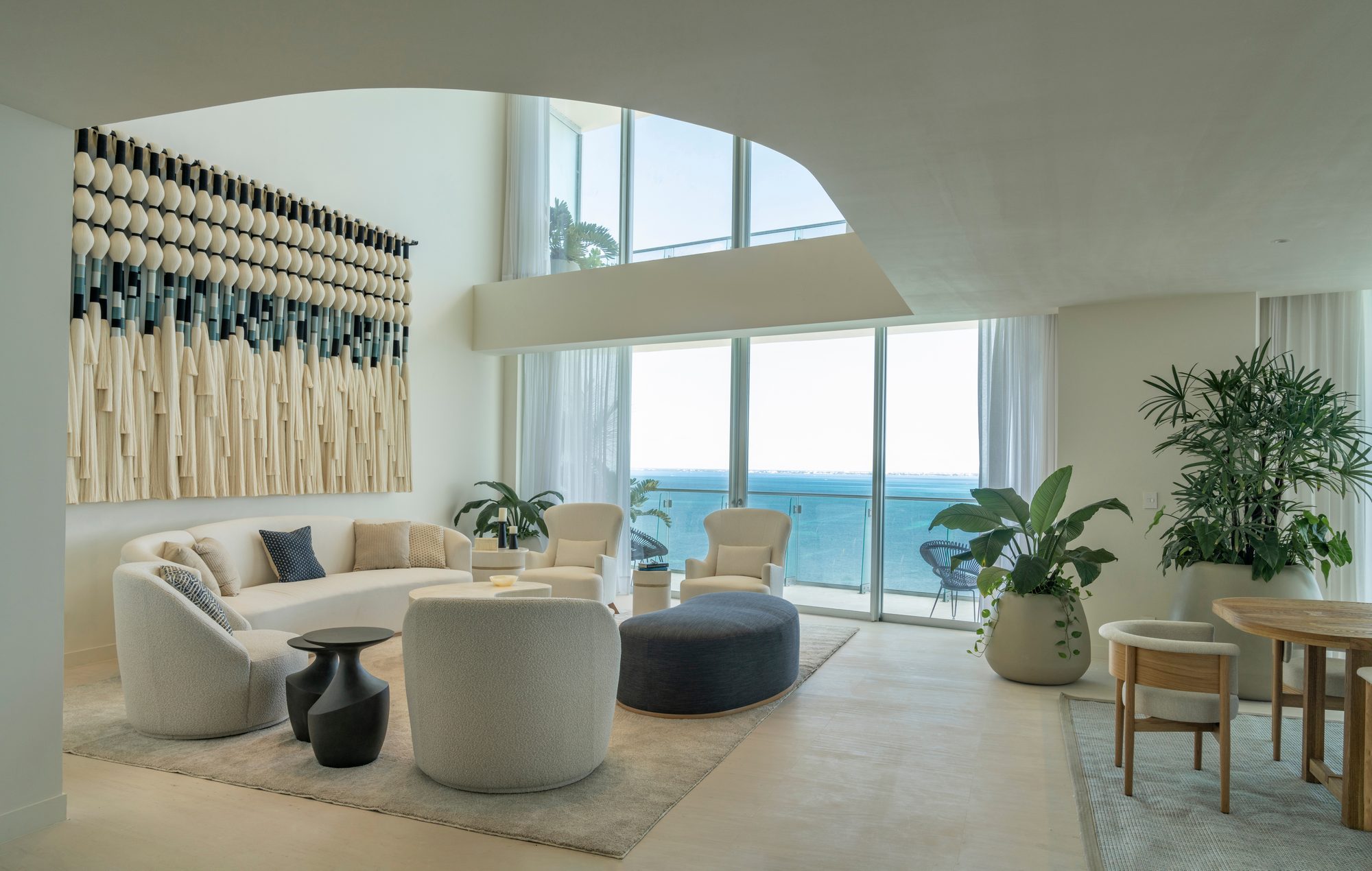 Sala de una residencia frente al mar